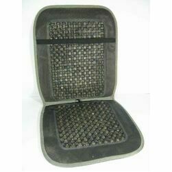 Sēdekļa uzlika ar koka bumbiņām un velūru